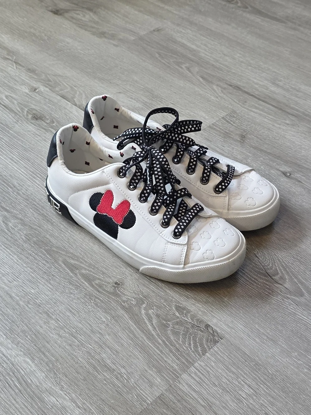 Disney White Sneakers Black & Red Low Top Minnie Accent Size 7